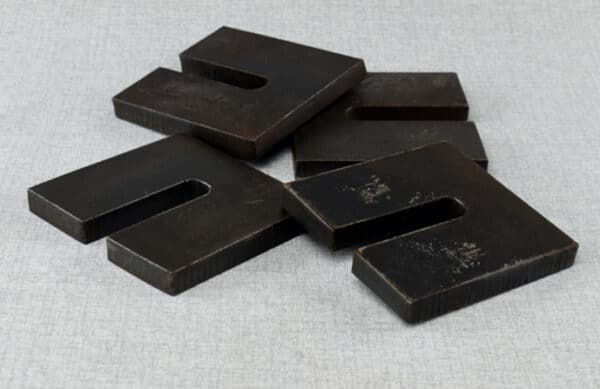slotted back-up plate for single cavity lock-offs