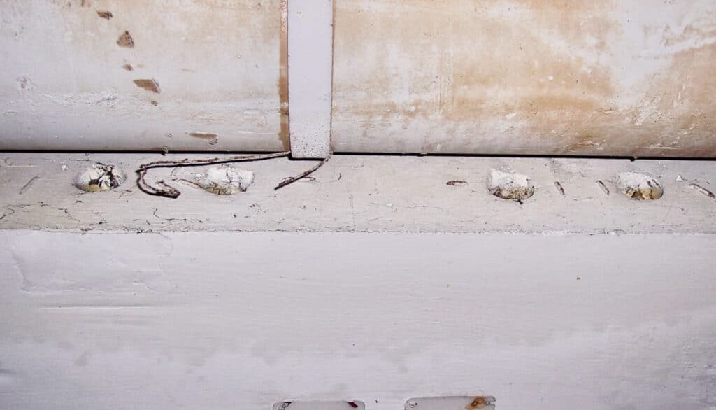 Unfilled anchor pockets located at interior expansion joint